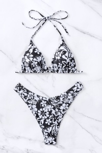 Costum de baie, set 2 piese, model minimalist cu imprimeu floral, sutien cupe triunghiulare reglabil si chilot decupaj clasic croi ingust, tematica fantezie de vara negru cu alb - Img 4