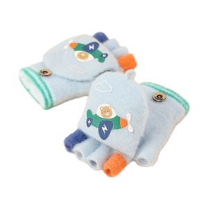 Manusi pentru copii, model cu degetele descoperite si capac decapotabil, prindere cu nasturel, accesorizate cu ursulet si avion, tematica born to fly, unisex, marime 3 – 5 ani, albastru deschis