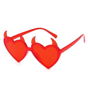 Ochelari de soare pentru femei, model inimioara cu cornite, tematica fashion little devil, marime universala, rosu