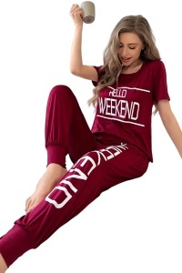 Pijama dama, set 2 piese, bluza cu maneca scurta si pantaloni lungi, model lejer si deosebit cu imprimeu tip text, tematica hello weekend, visiniu