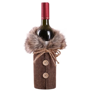 Saculet de Craciun pentru sticle de bauturi, model fancy accesorizat cu blanita si nasturi, tematica petrecere de Craciun, marime universala, maro