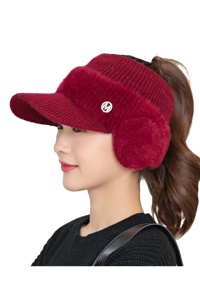 Sapca dama, cozoroc curbat si protectie pentru urechi, model cu deschizatura in partea de sus, tematica urban style, marime universala, visinie