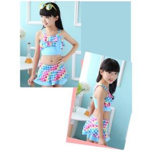 Set costum de baie pentru fetite, 3 piese, top tip bustiera, pantaloni scurti tip fustita si casca asortata, model chic elegant, imprimeu inimioare vesele, albastru - Img 4