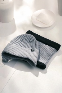 Set doua piese, caciula barbati cu fular asortat, model clasic calduros cu prelungire la urechi, tematica easy winter, marime universala, gri - Img 2