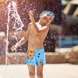 Set pantaloni de baie pentru baieti cu casca asortata, M2, tematica happy summer vibe, model tigru fioros Roarrr somnoros, albastru deschis - Img 2