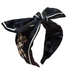 Bentita pentru par cu funda, model satinat, neagra cu imprimeu ursulet, marime standard
