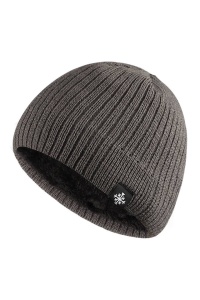 Caciula barbati, model minimalist cu detaliu chic, captuseala pufoasa si calduroasa, tematica warm days, marime universala, gri inchis