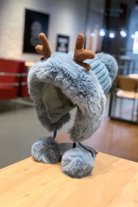 Caciula dama, accesorizata cu cornite de ren, decupaj la spate pentru par, model pom pom cu prindere sub barbie, tematica pretty cute for a deer, marime universala, albastra - Img 2