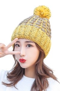 Caciula dama, model calduros cu pom pom si inimioare, tematica I love winter, marime universala, galbena