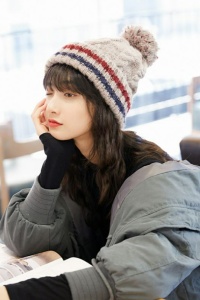 Caciula dama, model calduros cu pom pom, tematica cozy winter, marime universala, bej - Img 2