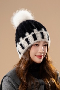Caciula dama, model calduros cu pom pom, tematica winter season, marime universala, neagra - Img 2