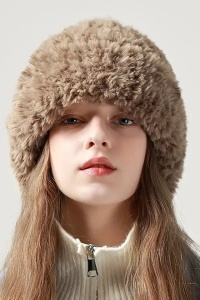 Caciula dama, model calduros pufos, tematica enjoy the snow, marime universala, maro