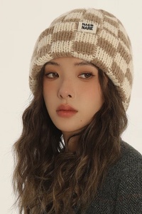 Caciula dama, model casual calduros, imprimeu abstract, tematica winter lady, marime universala, bej - Img 3