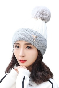 Caciula dama, model cu pom pom, accesoriu delicat si special, tematica winter fashion, marime universala, alba