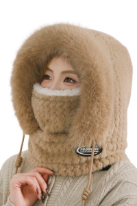Caciula dama, model moale si pufos tip cagula cu guler inalt, reglabila cu snur, tematica warm and cozy winter, marime universala, maro