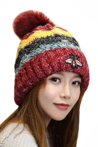 Caciula dama, model pom pom cu albinuta, captuseala calduroasa, tematica fashion bee winter, marime universala, rosie