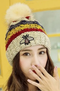 Caciula dama, model pom pom cu albinuta, captuseala calduroasa, tematica fashion bee winter, marime universala, bej - Img 2
