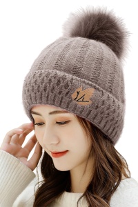 Caciula dama, model pom pom si detaliu frunza delicata, captuseala calduroasa, tematica warm fashion, marime universala, maro