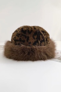 Caciula dama, model voluminos indraznet, imprimeu animal print, tematica cozy and warm, marime universala, maro - Img 3
