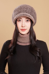 Caciula dama, set doua piese, model chic cu fular tip guler asortat, tematica cool winter, marime universala, maro - Img 3