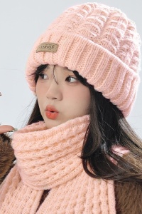 Caciula dama, set doua piese, model clasic minimalist, fular tip esarfa asortat, tematica warm and cozy winter, marime universala, roz - Img 3