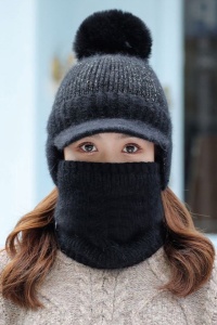Caciula dama, set doua piese, model pom pom cu acoperitori pentru urechi si cozoroc curbat, cu fular tip guler asortat, tematica fashion winter, marime universala, neagra - Img 2