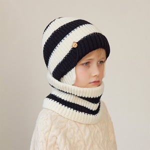 Caciula pentru copii, set doua piese, model cu prelungire peste urechi, accesorii delicate, fular asortat, tematica little funny guy, 3 - 9 ani, alb cu negru - Img 3