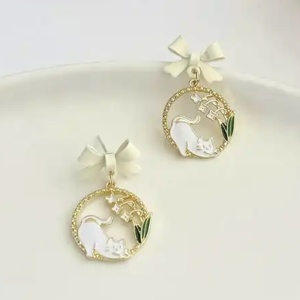 Cercei dama, model cu pisica jucausa, accesorizati cu fundite si flori, tematica funny cat, albi - Img 2