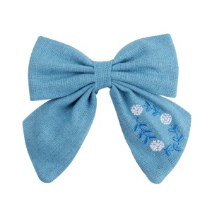 Clama de par, model school memories accesorizat cu funda supradimensionata, detaliu brodat cu elemente delicate florale, albastra