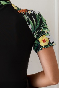 Costum de baie, set 2 piese, model sport, tricou maneca scurta si pantaloni scurti, imprimeu floral, tematica cool summer vibe negru cu verde - Img 4