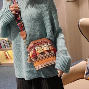 Geanta dama, ciucurei si broderie, model crossbody, piele sintetica, maro - Img 3