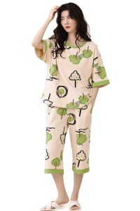 Pijama dama, set 2 piese, bluza maneca scurta cu dublura la piept si pantaloni trei sferturi, model cu elemente din natura, tematica I love nature, verde