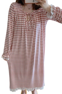 Pijama dama tip camasa de noapte, model cu detalii delicate la maneci, inchidere reglabila la decolteu cu snur, tematica nopti confortabile, rosu inchis cu alb