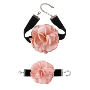 Set 2 piese, choker si bratara asortata, model cu floare eleganta, tematica fashion party, roz pal