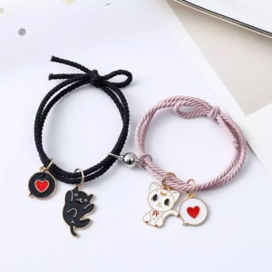 Set bratari cu magnet, tip sfoara, model pisici jucause, cu accesorii inimioara, unisex, neagra si roz - Img 2