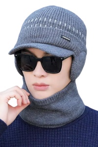 Set doua piese, caciula barbati cu fular asortat, model cu cozoroc si acoperitori pentru urechi, calduros, tematica urban style, marime universala, gri