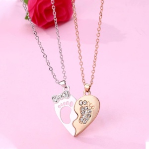 Set lant cuplu cu pandantiv inima cu magnet, model happy feet, unisex, argintiu cu rose gold - Img 3