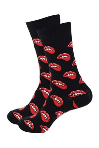 Soseste cute, model peste glezna, cu imprimeu grafic buze, tematica love socks, marime 36-42, unisex, negre cu rosu inchis