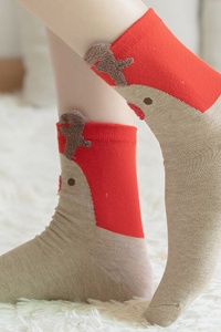 Sosete unisex, calduroase, moi si fine, cu imprimeu tematica de Craciun, M3, marime 36-42, maro cu ren - Img 3