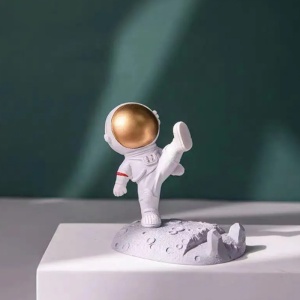 Suport creativ pentru telefonul mobil, pentru birou, model astronaut, tematica kung-fu martial artist in space, auriu - Img 4