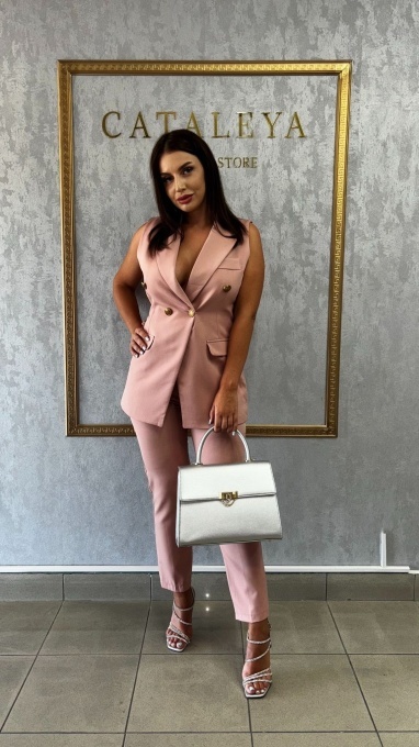 Costum roz pudră
