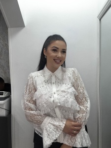 Cămașă damă, albă elegantă din dantelă cu perle, mânecă lungă cu volane, stil chic