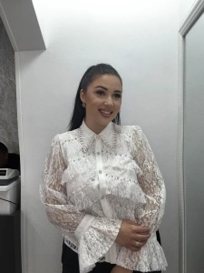 Cămașă damă, albă elegantă din dantelă cu perle, mânecă lungă cu volane, stil chic