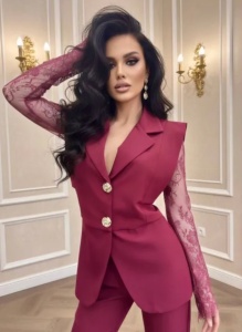 Costum elegant damă burgundy cu mâneci din dantelă
