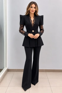 Costum elegant damă negru cu sacou cambrat, dantelă și pantaloni evazați