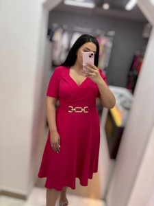 Rochie fucsia cu decolteu în V și curea în talie