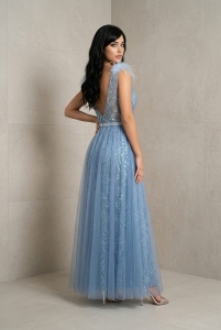 Rochie lungă de seară cu trenă, paiete și aplicații din puf – eleganță glamour - Img 2