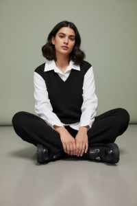 Compleu damă elegant alb-negru din catifea raiată – Pulover tip cămașă cu pantaloni evazați - Img 2