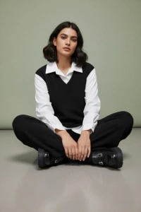 Compleu damă elegant alb-negru din catifea raiată – Pulover tip cămașă cu pantaloni evazați - Img 2