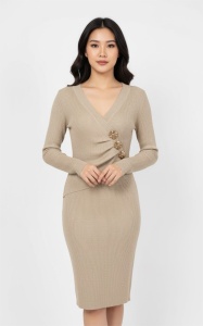 Rochie tricotată cu detalii aurii – Eleganță care îți pune silueta în valoare - Img 3